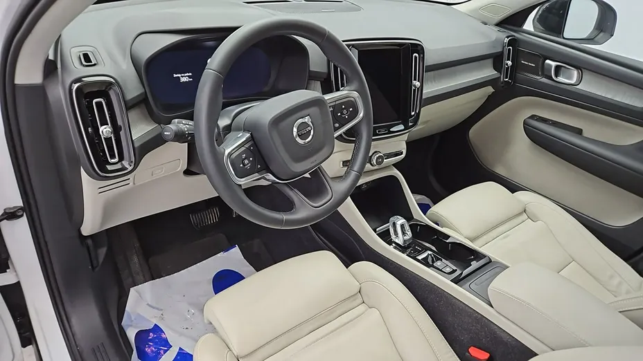 VOLVO XC40 -