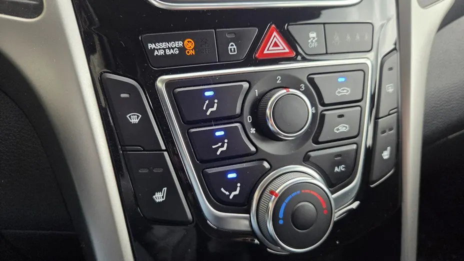 HYUNDAI i30 -