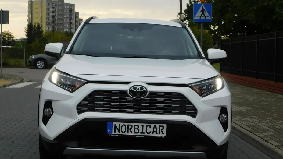 TOYOTA RAV4 -