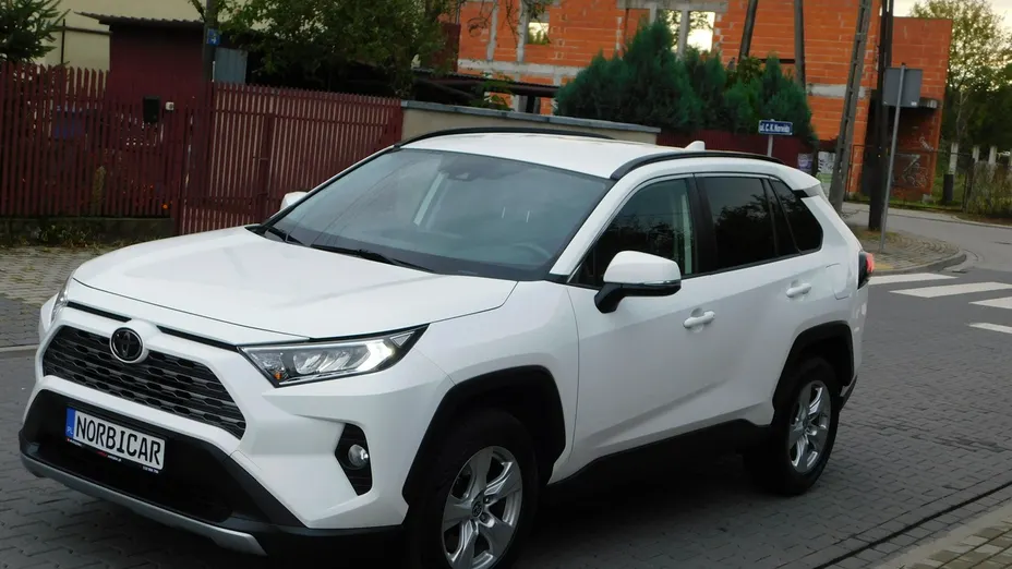 TOYOTA RAV4 -