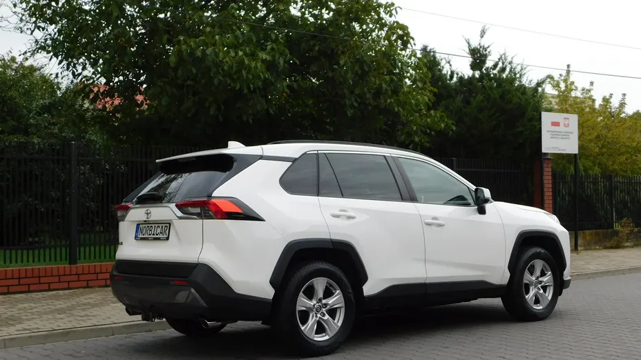 TOYOTA RAV4 -