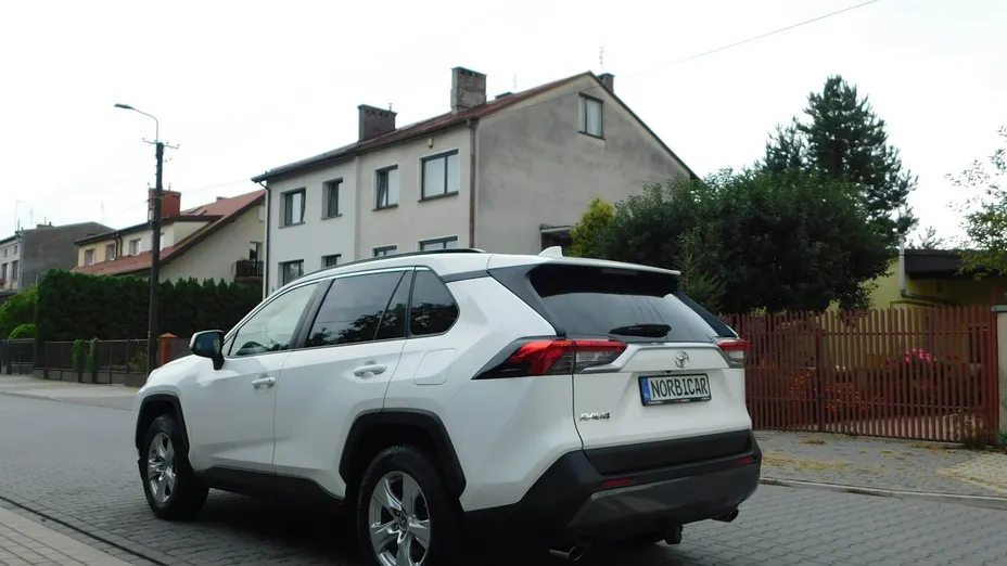 TOYOTA RAV4 -