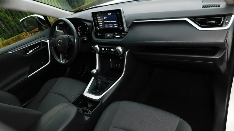 TOYOTA RAV4 -