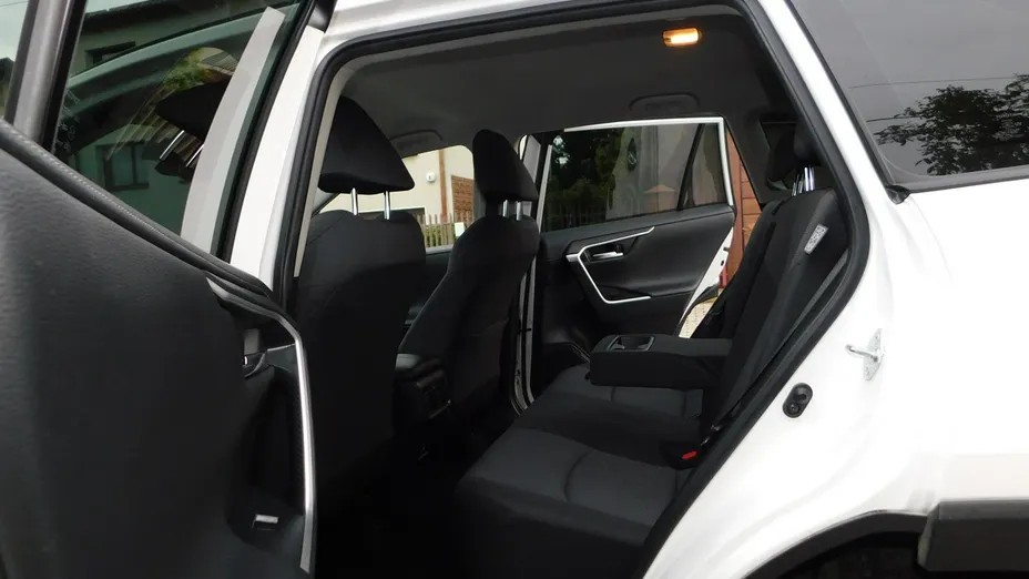 TOYOTA RAV4 -