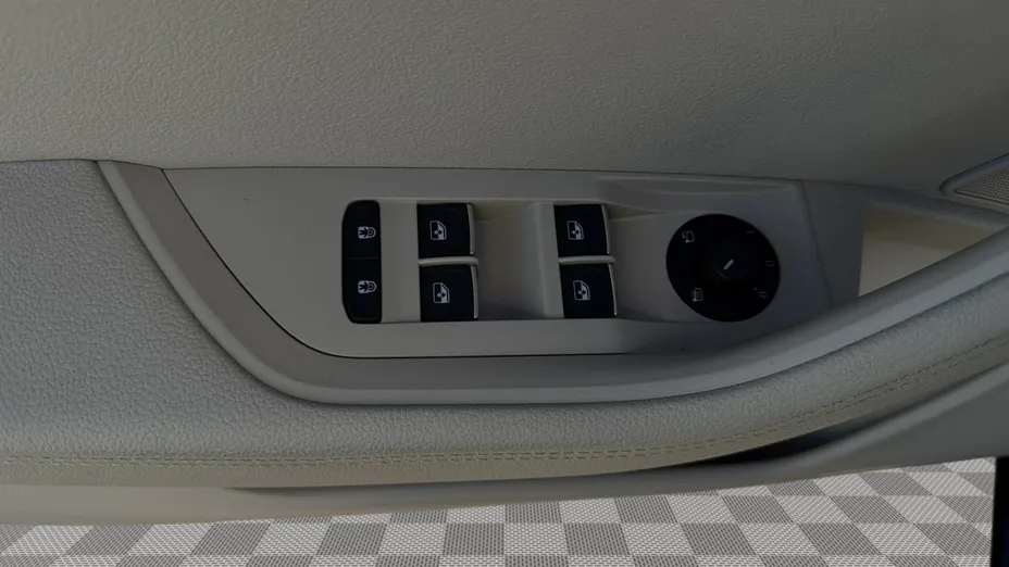 SKODA Superb -