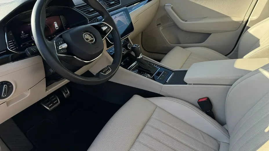 SKODA Superb -