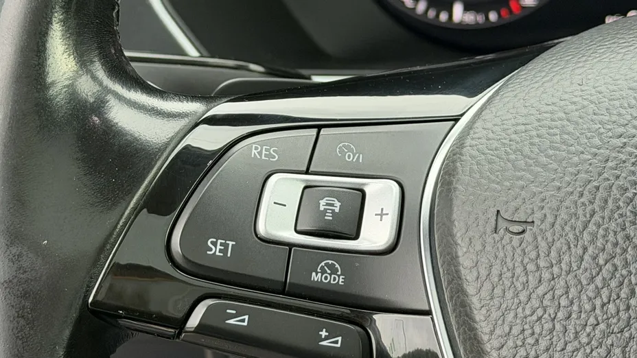 VOLKSWAGEN Tiguan -