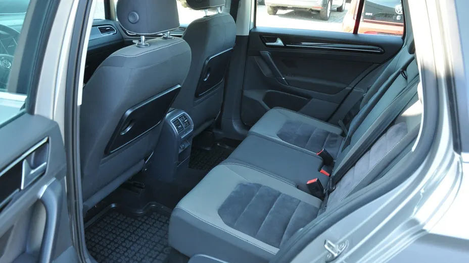 VOLKSWAGEN Golf Sportsvan -