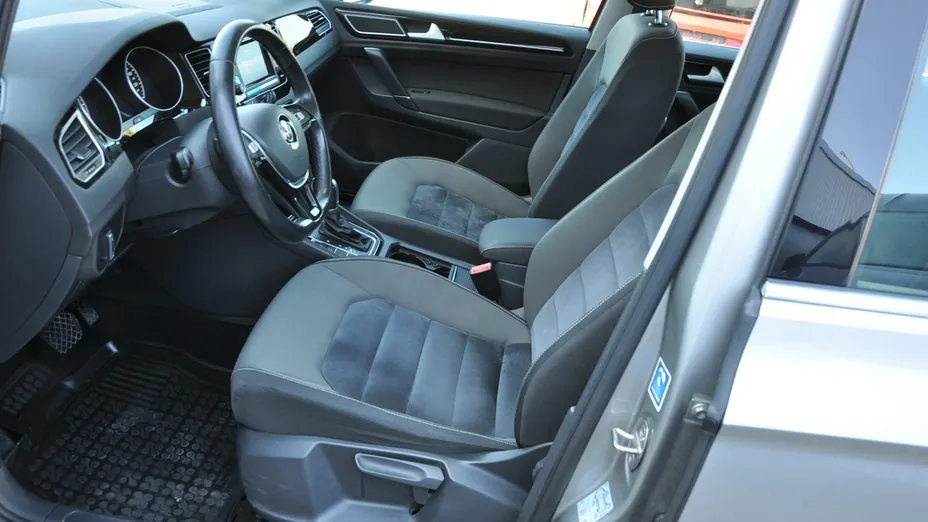 VOLKSWAGEN Golf Sportsvan -