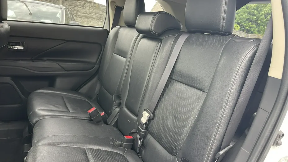 MITSUBISHI Outlander -