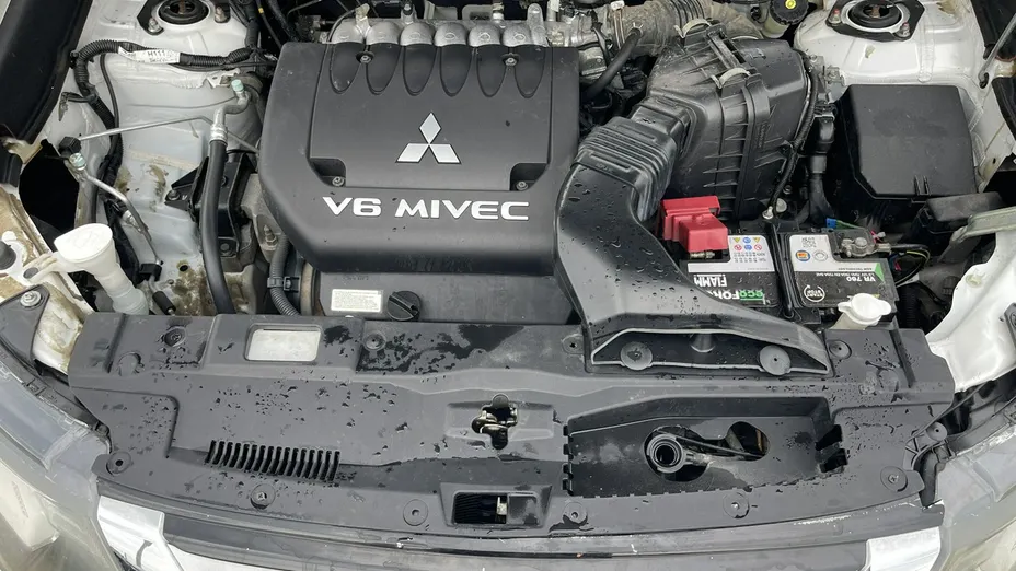 MITSUBISHI Outlander -