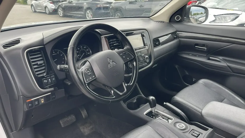 MITSUBISHI Outlander -