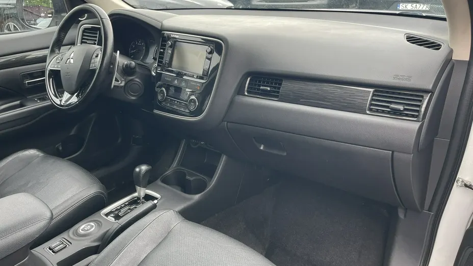 MITSUBISHI Outlander -