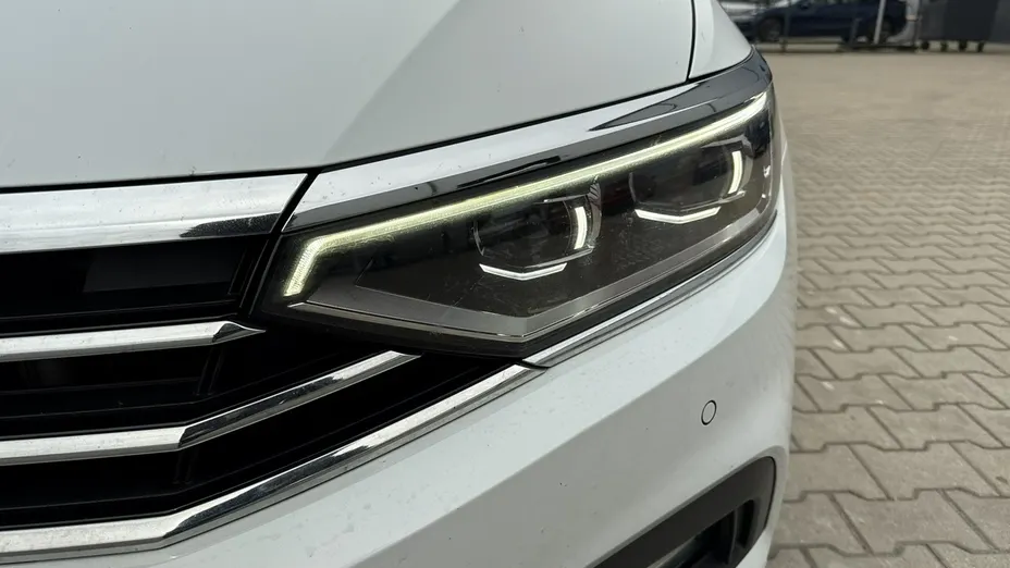VOLKSWAGEN Passat -