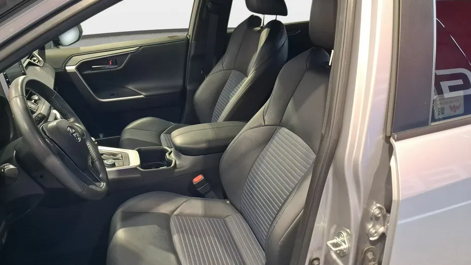 TOYOTA RAV4 -
