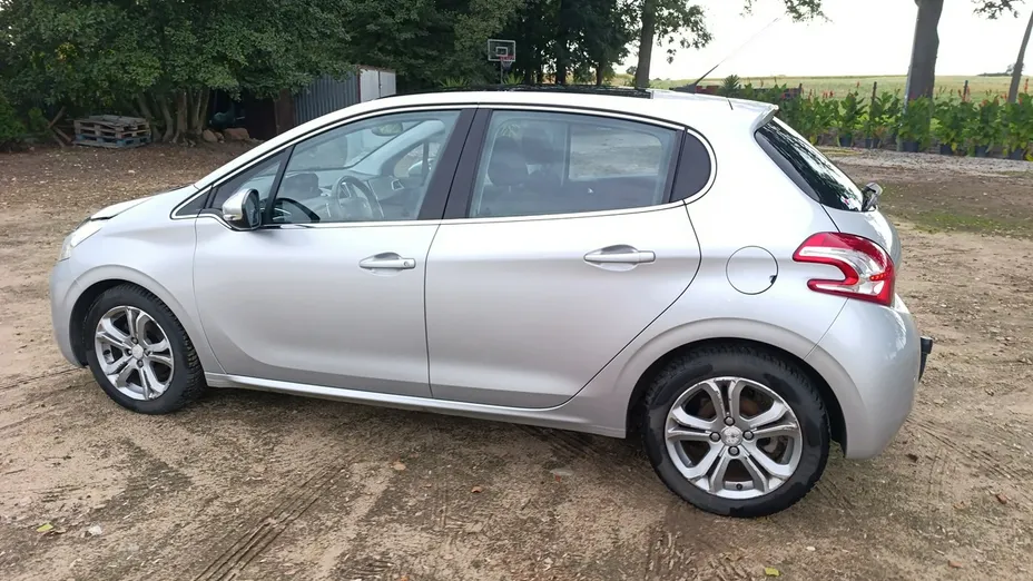 PEUGEOT 208 -