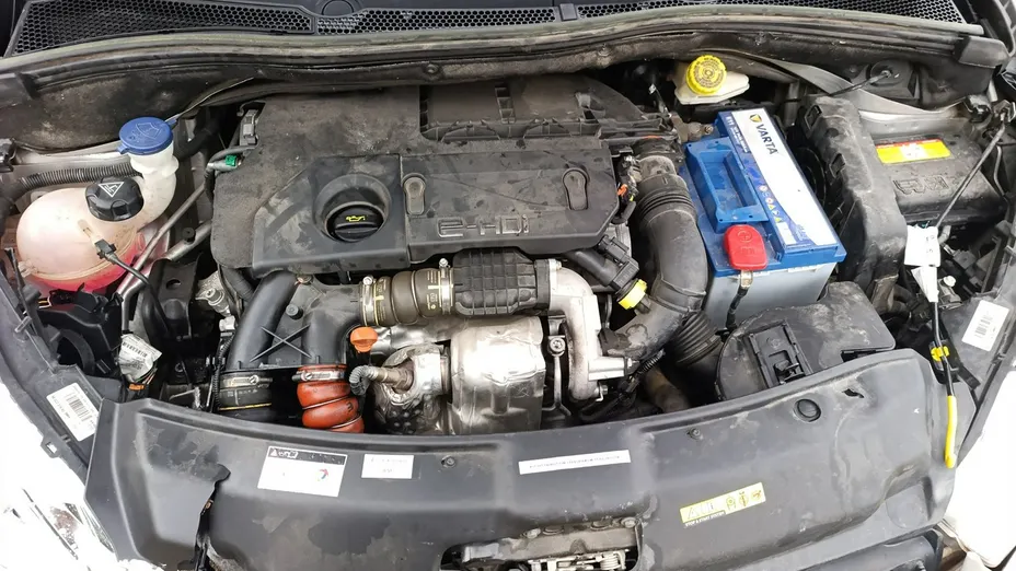 PEUGEOT 208 -