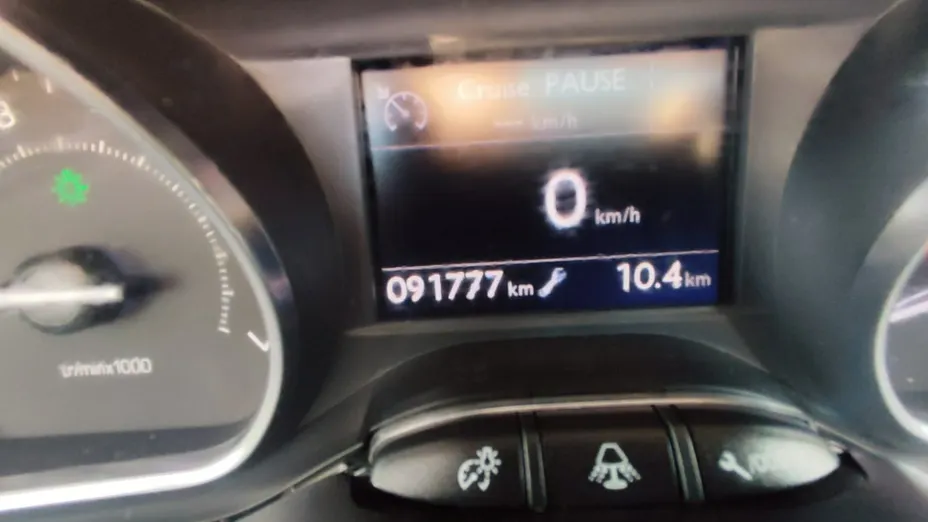 PEUGEOT 208 -