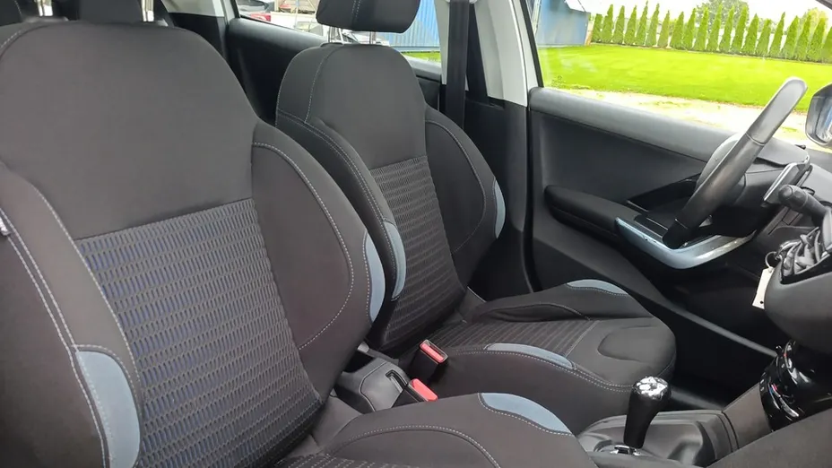 PEUGEOT 208 -