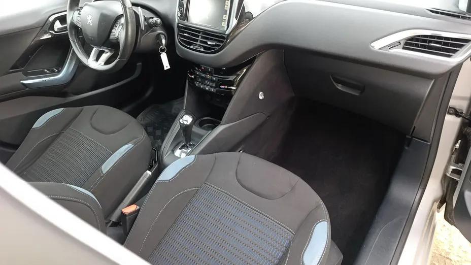 PEUGEOT 208 -