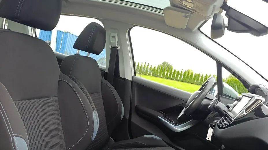 PEUGEOT 208 -