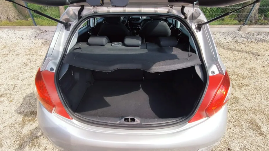 PEUGEOT 208 -