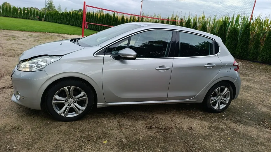 PEUGEOT 208 -