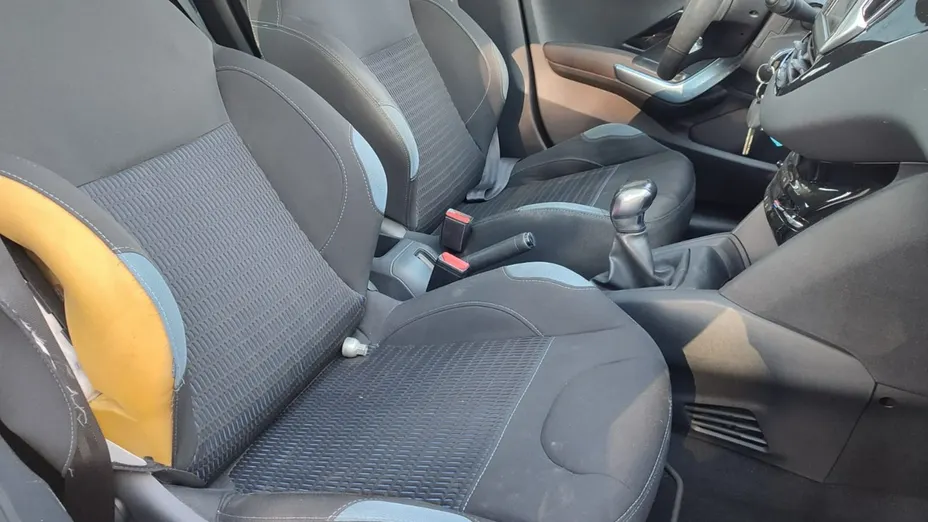 PEUGEOT 208 -