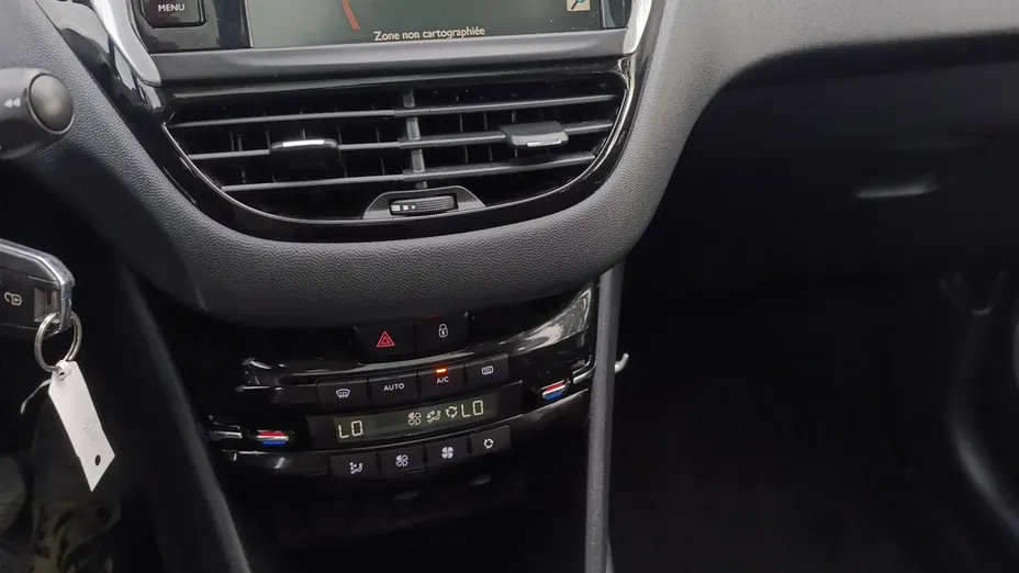 PEUGEOT 208 -