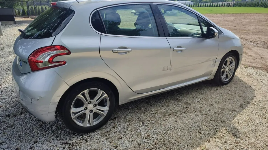 PEUGEOT 208 -