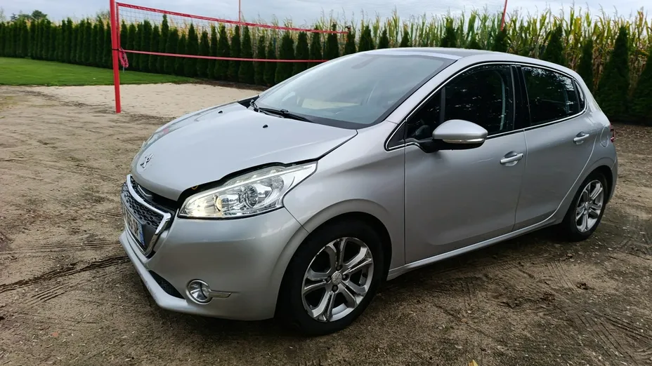 PEUGEOT 208 -