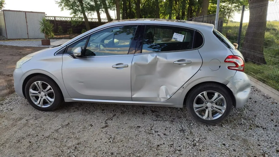 PEUGEOT 208 -