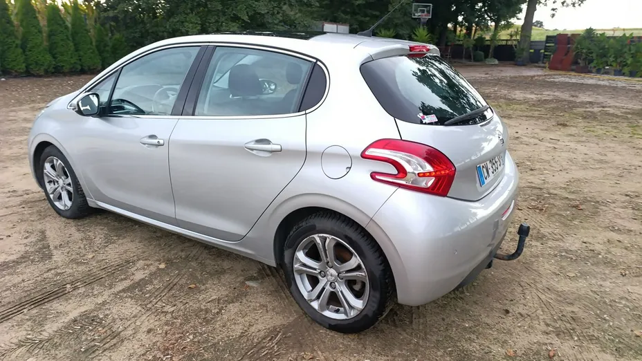 PEUGEOT 208 -
