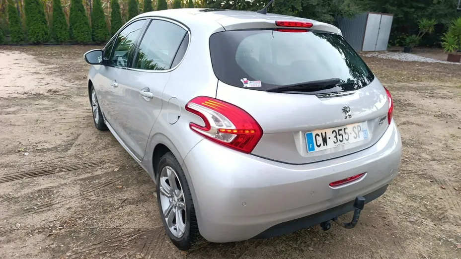 PEUGEOT 208 -