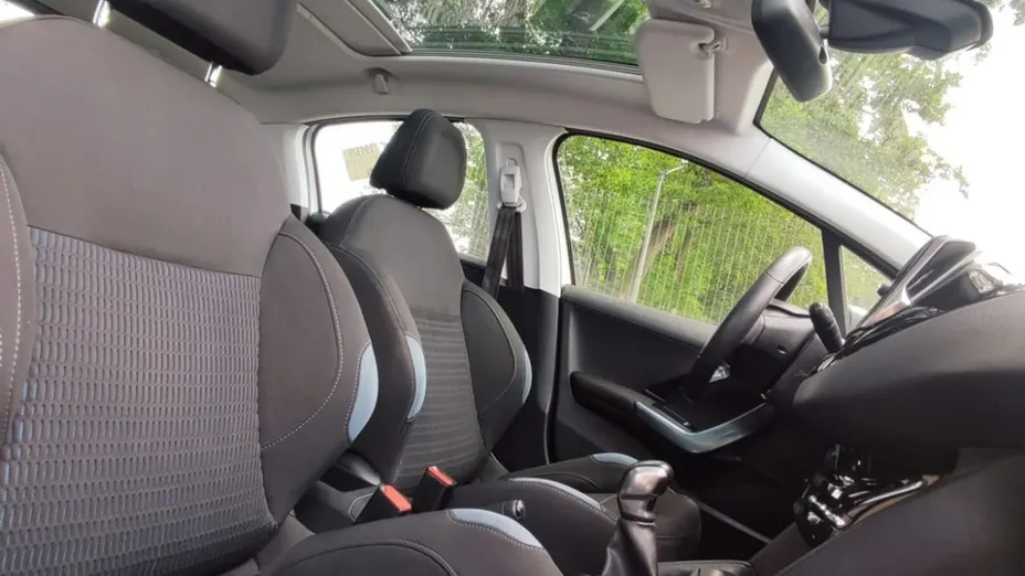 PEUGEOT 208 -