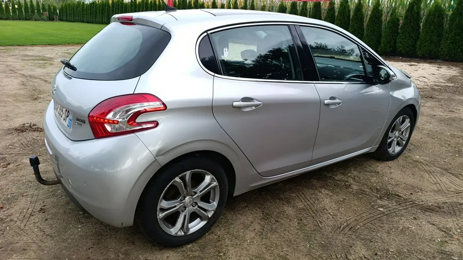 PEUGEOT 208 -