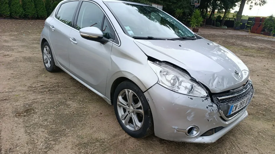 PEUGEOT 208 -