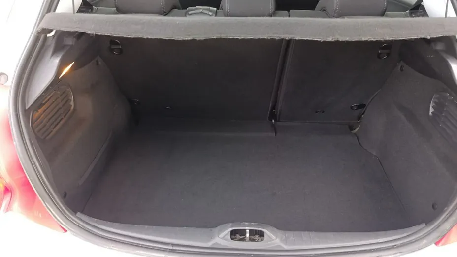 PEUGEOT 208 -