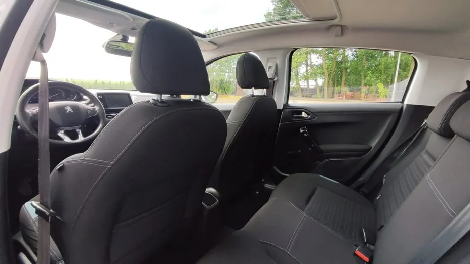 PEUGEOT 208 -