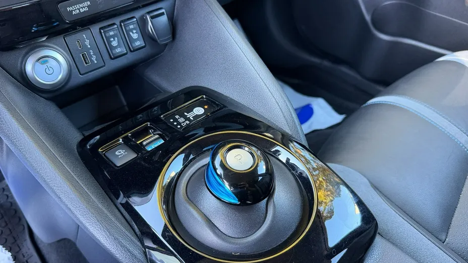 NISSAN Leaf -