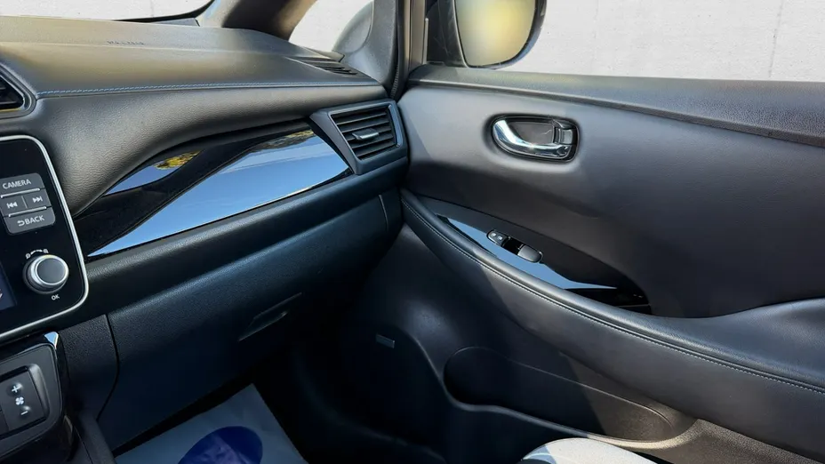 NISSAN Leaf -