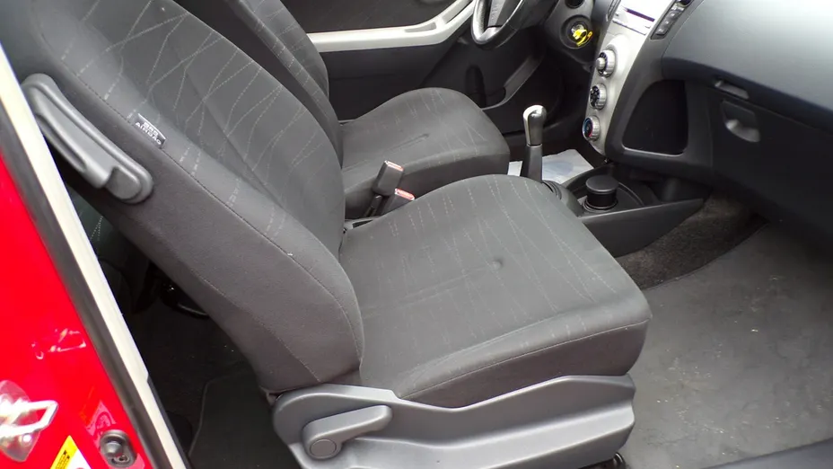 TOYOTA Yaris -