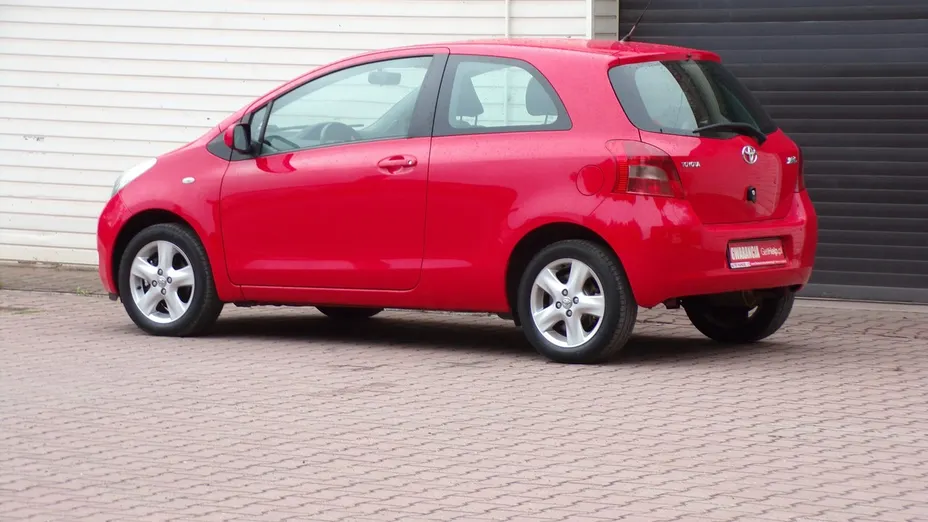 TOYOTA Yaris -