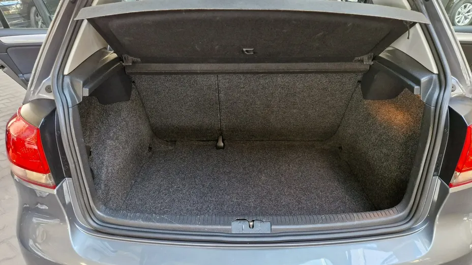 VOLKSWAGEN Golf -