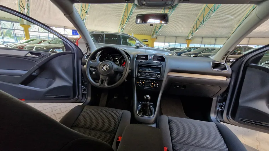 VOLKSWAGEN Golf -