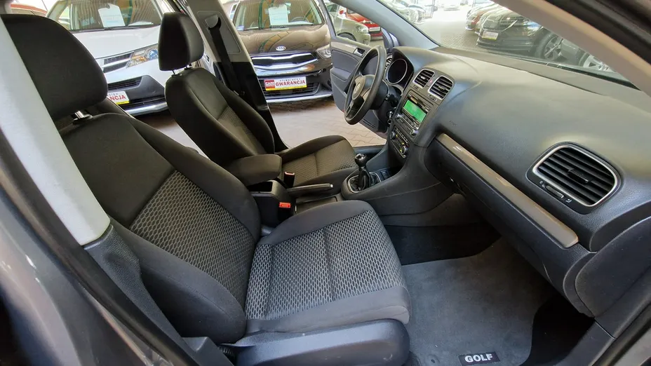 VOLKSWAGEN Golf -
