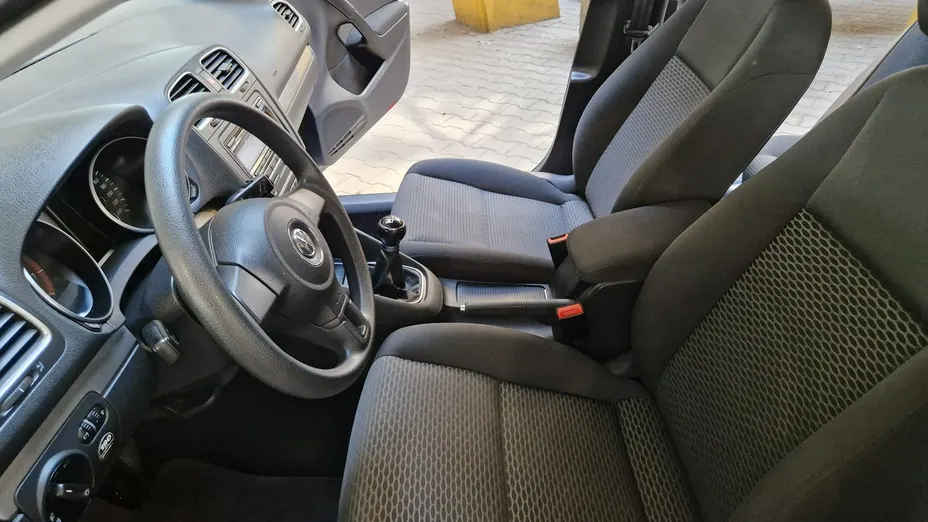 VOLKSWAGEN Golf -