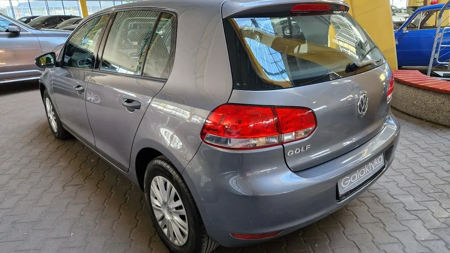 VOLKSWAGEN Golf -