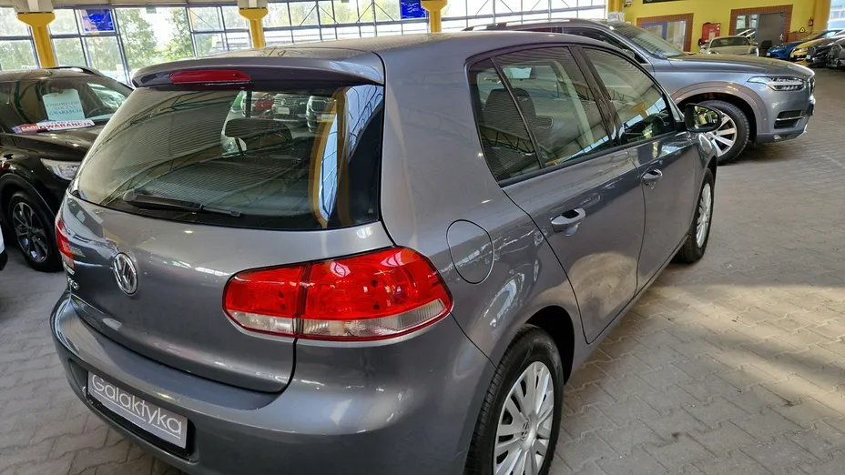VOLKSWAGEN Golf -