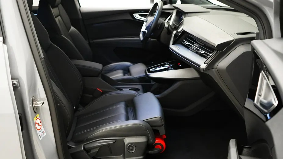AUDI Q4 e-tron -